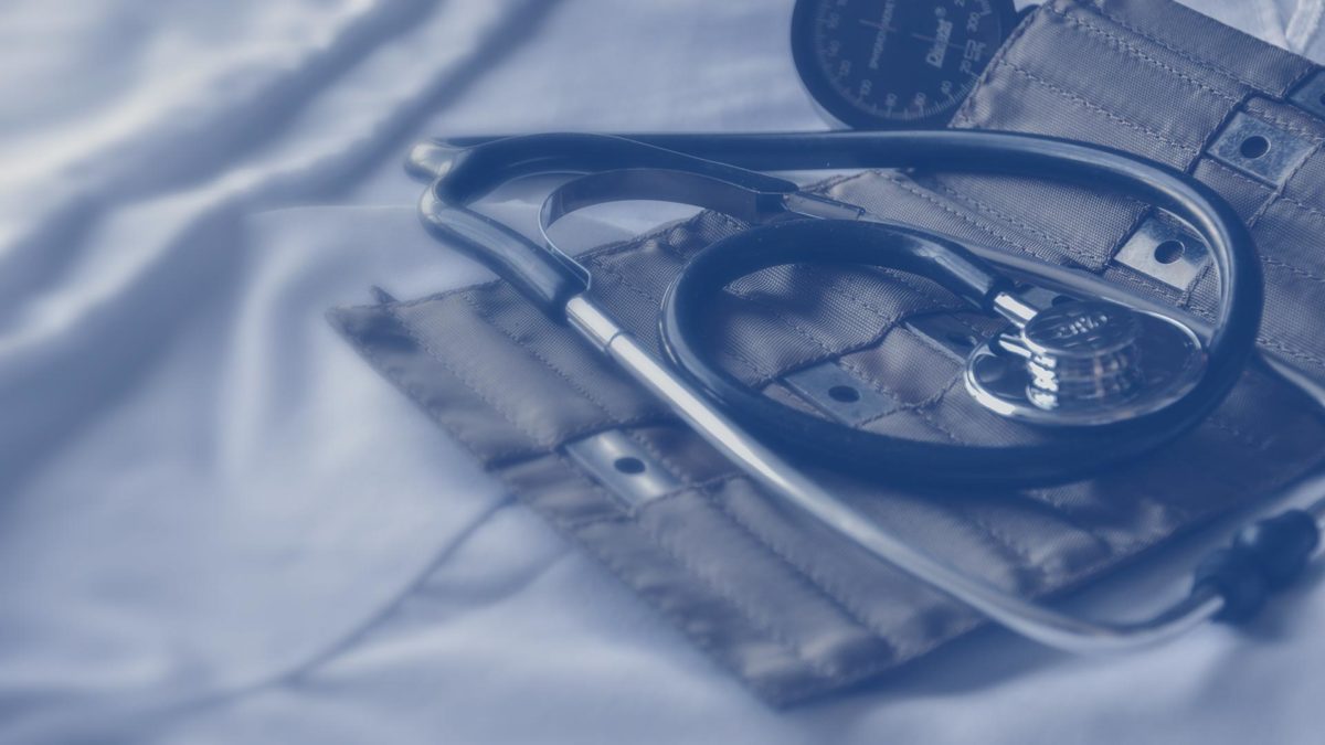 Foto di dettaglio di uno Stetoscopio sopra ad un camice
